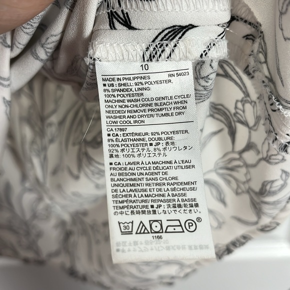 Banana Republic Black and White Floral Blouse | Size 10 - Picture 4 of 6
